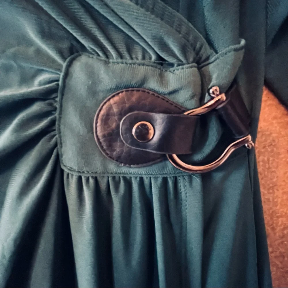Emerald Green Dress - Picture 4 of 5
